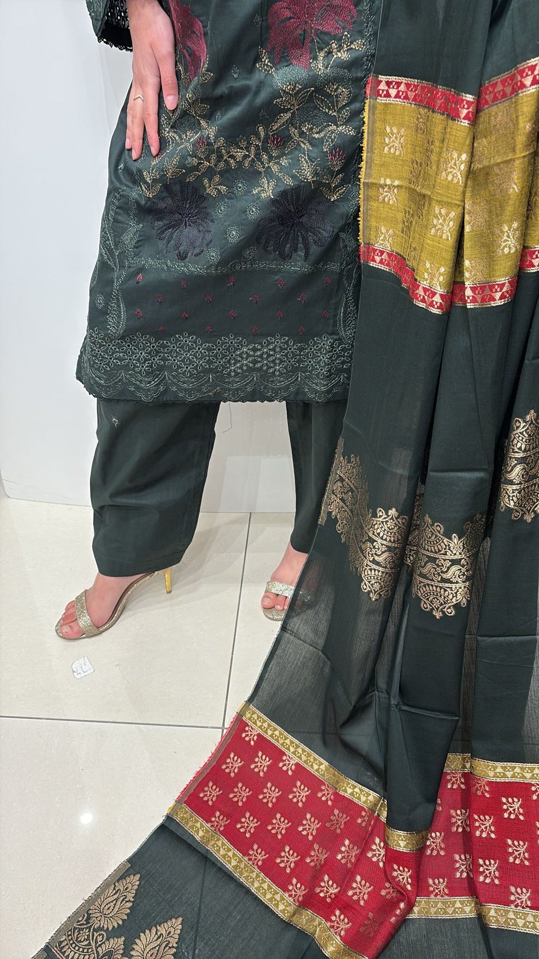 GBR04 - GREEN EMBROIDERED COTTON SUIT JACQUARD DUPATTA