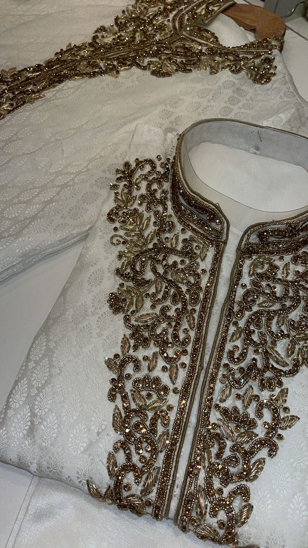 CM344 - MEN’S WHITE HAND EMBROIDERED SET