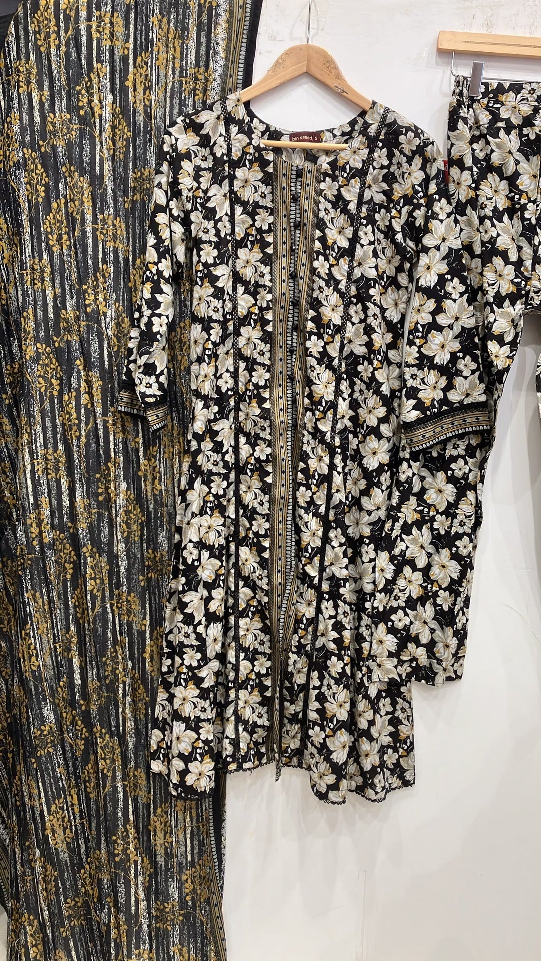 BS06 - BIN SAEED LAWN PRINT 3 PIECE SUIT