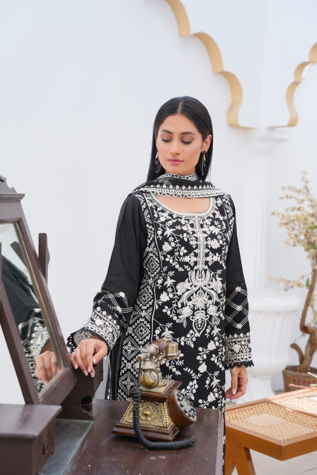 LP09B - BLACK EMBROIDERED LINEN 3 PIECE SUIT