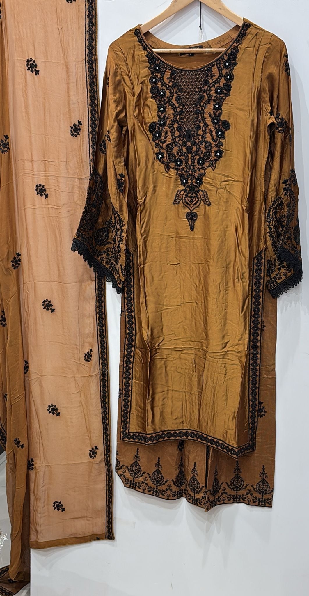 AG19a- AGHA NOOR EMBROIDERED SILK 3 PIECE SUIT