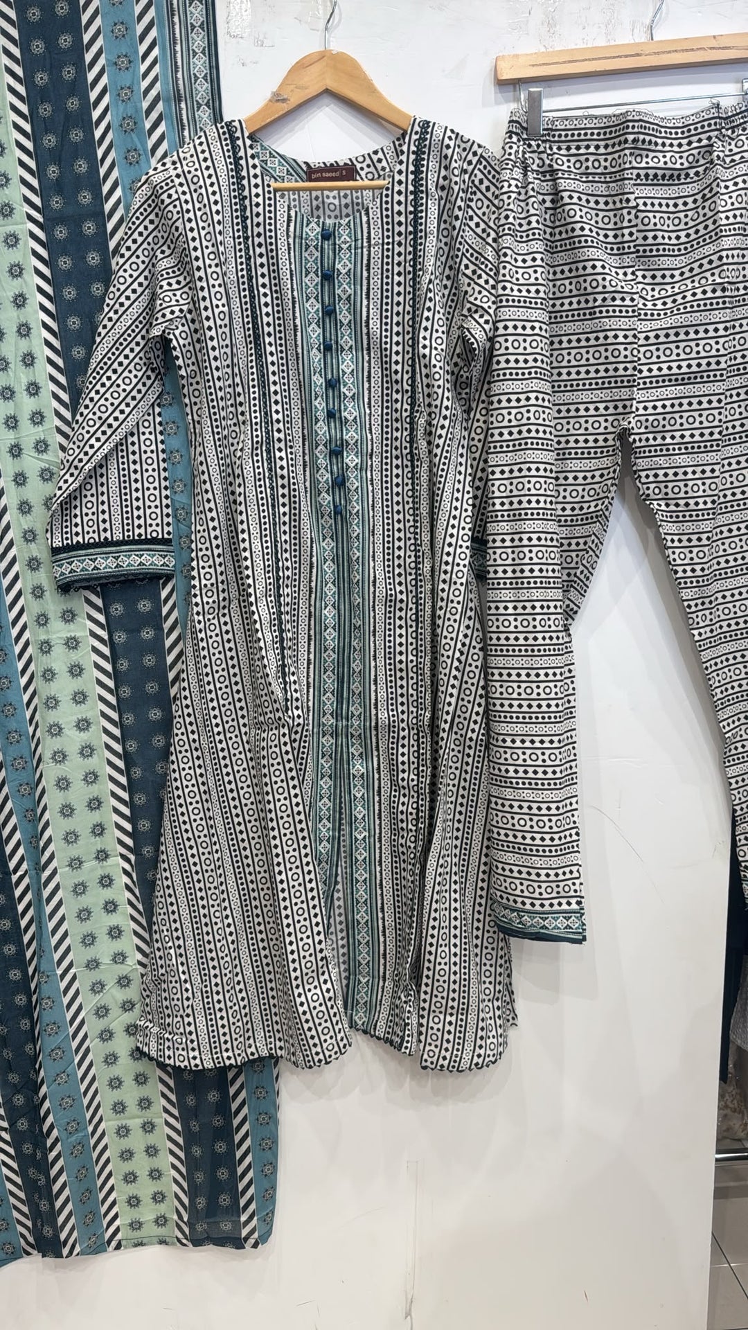 BS07 - BIN SAEED LAWN PRINT 3 PIECE SUIT