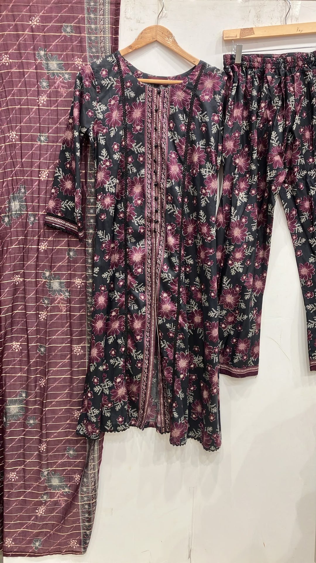 BS05 - BIN SAEED LAWN PRINT 3 PIECE SUIT
