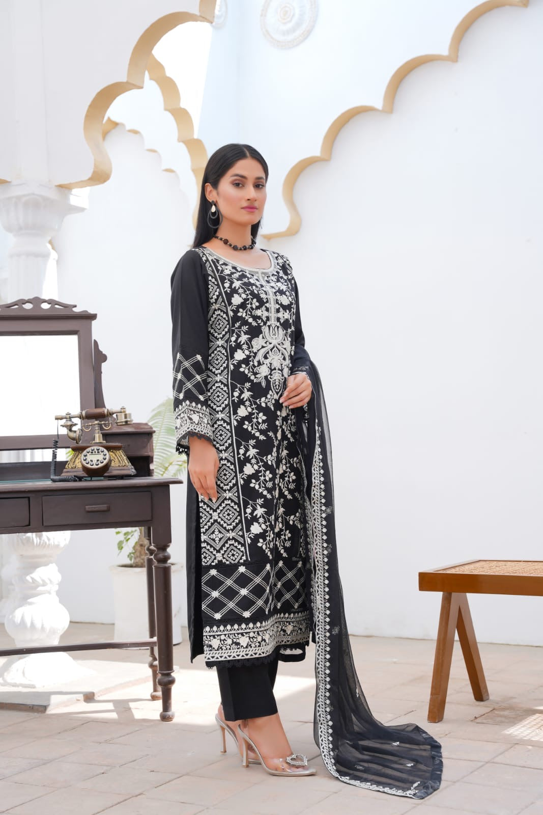 LP09B - BLACK EMBROIDERED LINEN 3 PIECE SUIT