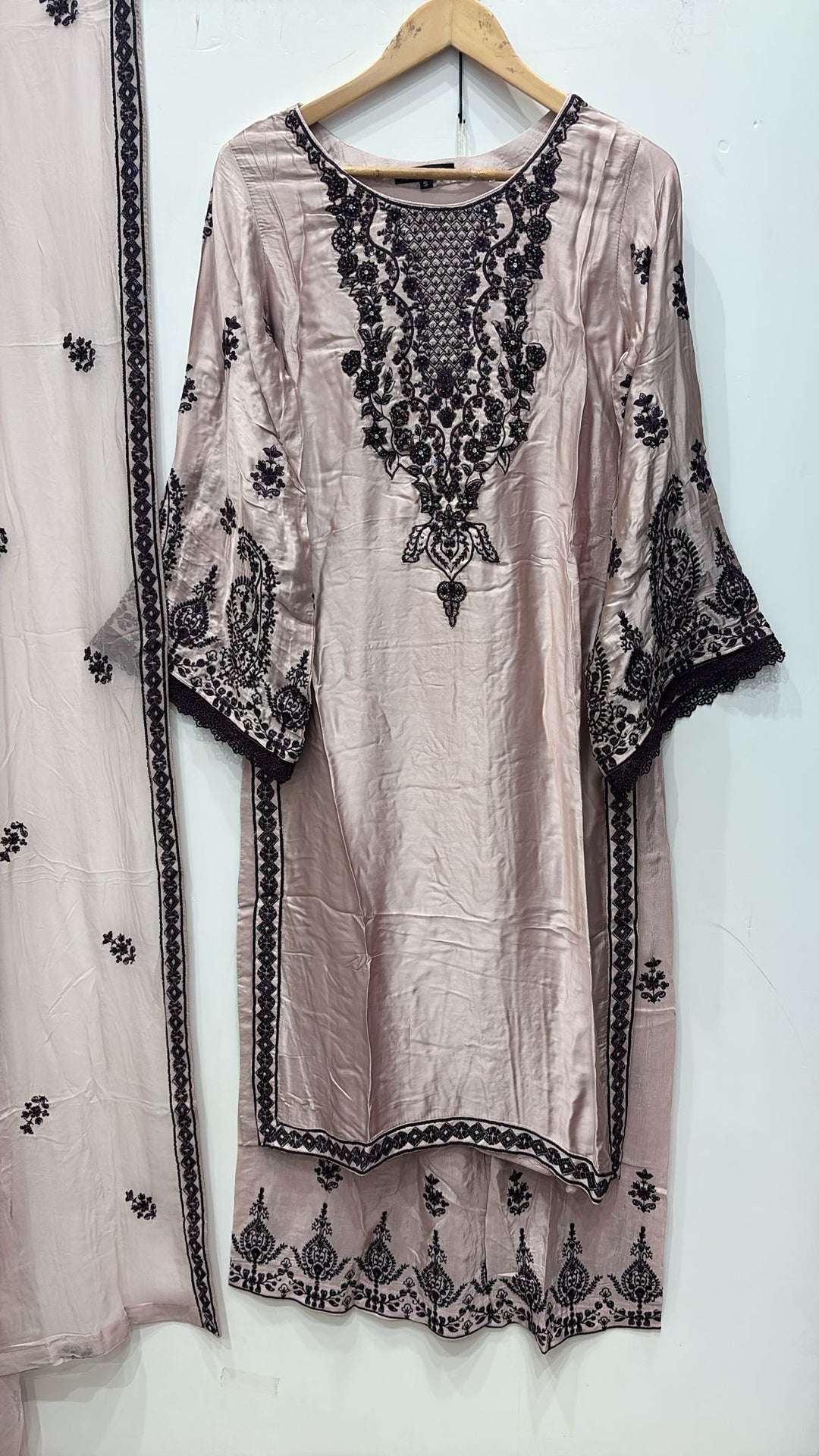 AG19E- AGHA NOOR EMBROIDERED SILK 3 PIECE SUIT