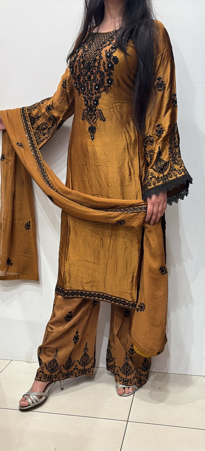 AG19a- AGHA NOOR EMBROIDERED SILK 3 PIECE SUIT