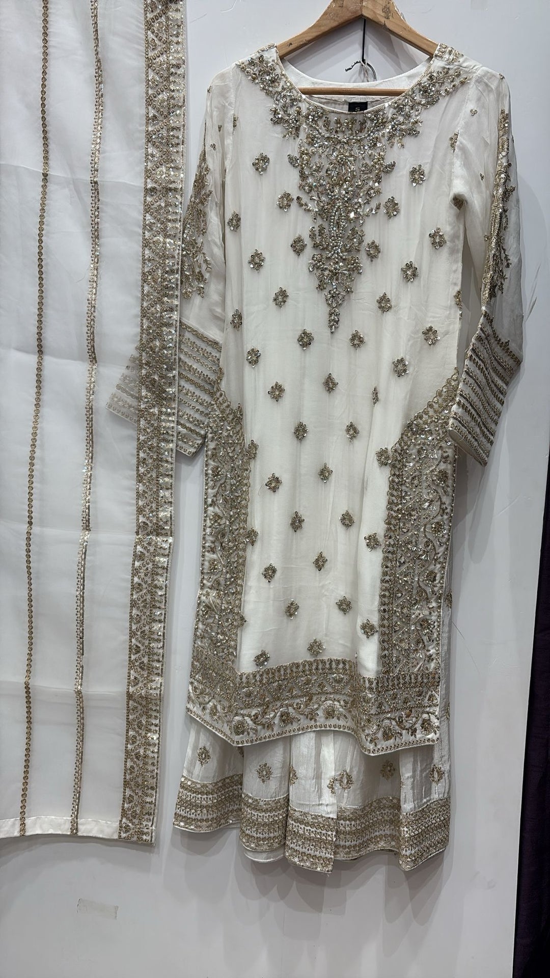 363B- OFF-WHITE CHIFFON EMBROIDERED 3 PIECE SUIT
